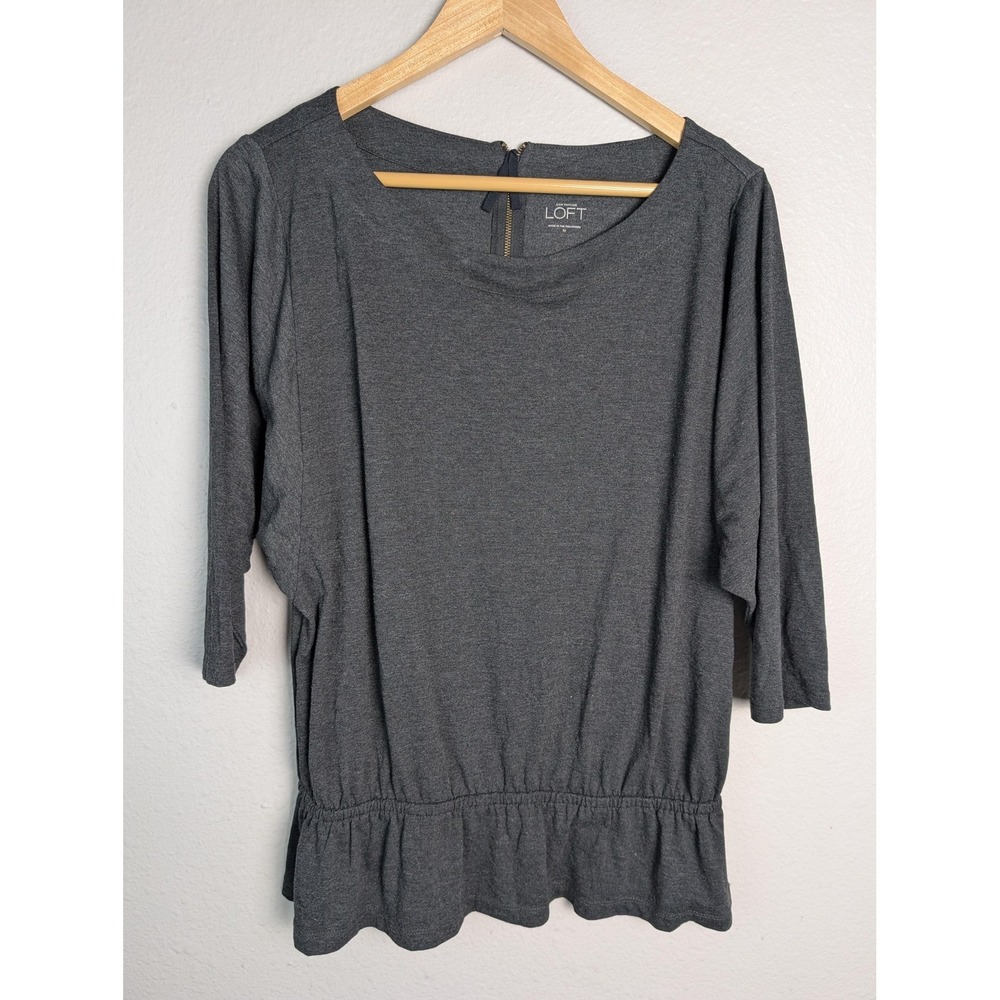 Ann Taylor LOFT Blouse Womens M Gray Jersey Crew 3/4 Sleeve Elastic Ruffle‎ Zip
